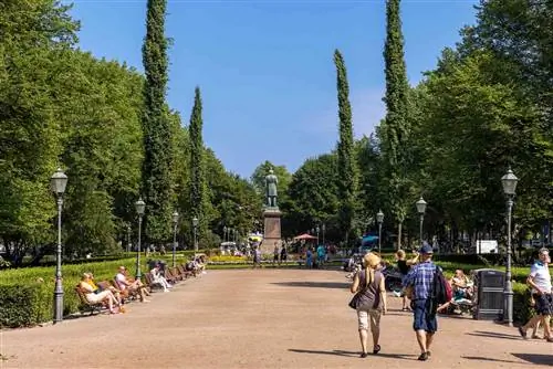 Эспланади-парк в центре Хельсинки в летние месяцы полон туристов
