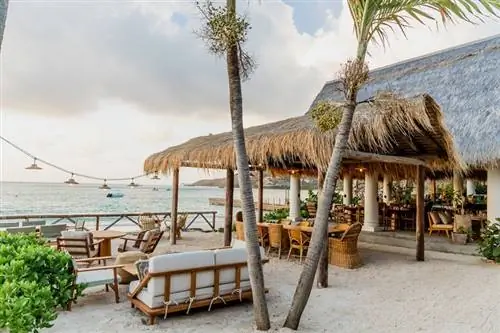 Пляж и мебель для отдыха в Soho House Canouan