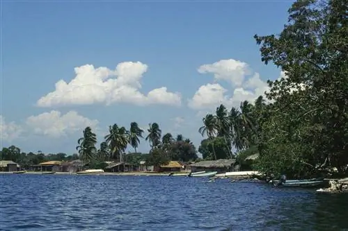 Дома на пляже, Национальный парк Лагунас-де-Чакауа, штат Оахака, Мексика.