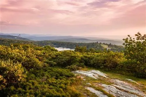 Бурный закат над видом на парк штата Хай-Пойнт, вершина Нью-Джерси, поздней весной.