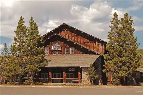 Внешний вид коттеджей Old Faithful Lodge в Йеллоустонском национальном парке