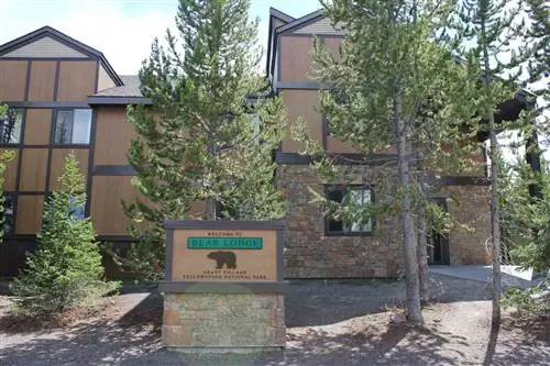 Внешний вид Bear Lodge в Грант-Виллидж в Йеллоустонском национальном парке