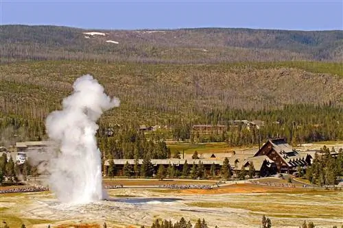 Вид с воздуха на Old Faithful Inn и Old Faithful в Йеллоустонском национальном парке