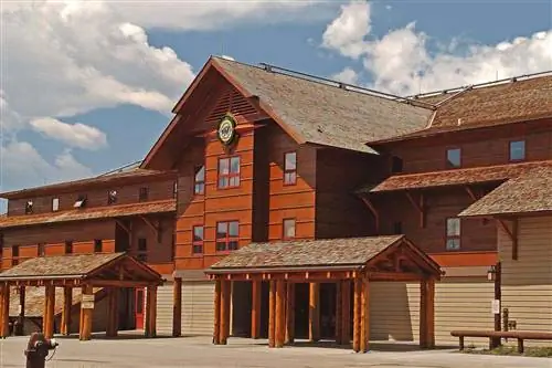 Внешний вид Old Faithful Snow Lodge в Йеллоустонском национальном парке