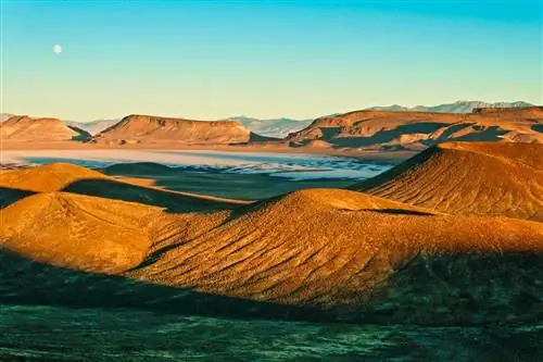 Аэрофотоснимок национальной природной достопримечательности Лунный кратер, вулканического поля в округе Най, штат Невада, на закате.