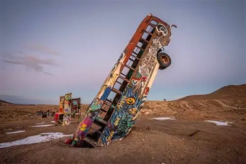 Старые граффити, покрытые автобусами и автомобилями на земле в Международном автомобильном лесу последней церкви художников Чада Сорга и Марка Риппи, 23 января 2021 года в Голдфилде, штат Невада.