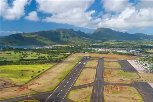 Вид с воздуха на аэропорт Лихуэ на Кауаи, Гавайи