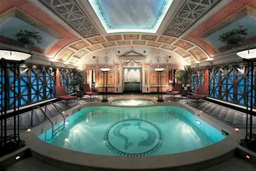 Бассейн президентского люкса Principe di Savoia показан с широкоугольным объективом