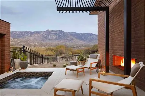 Частное джакузи The Retreat at Miraval Arizona с видом на горы