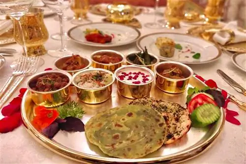 Тарелка индийской кухни в Suvarna Mahal во дворце Rambagh Palace в Джайпуре