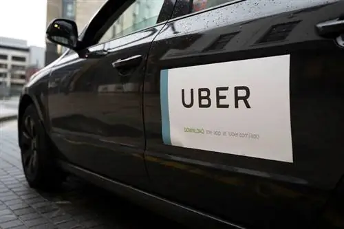 Крупный план наклейки Uber на боку автомобиля в Кардиффе, Уэльс.