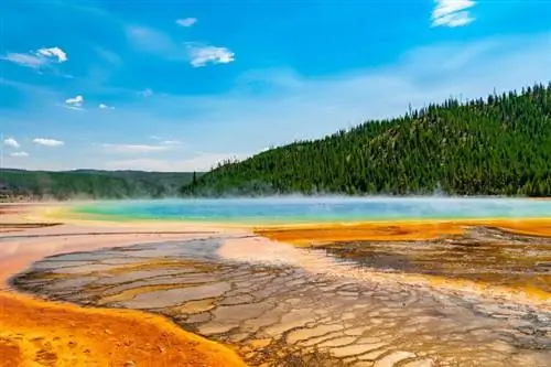 Grand Prismatic, горячий источник на фоне облачного неба в Йеллоустонском национальном парке