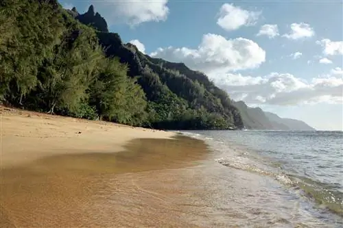 Ke'e Beach, популярное место в государственном парке Haena, Кауаи.