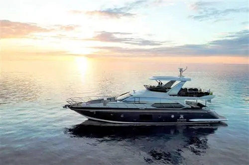 Яхта Norma отеля St Regis Maldives на воде на закате