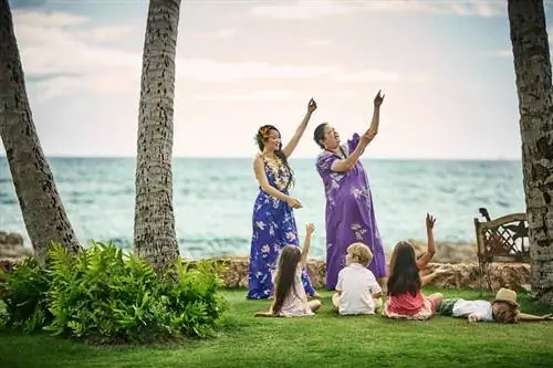 Дети изучают традиционный танец в отеле Four Seasons Resort Oahu at Ko`olina Дети изучают традиционный танец в отеле Four Seasons Resort Oahu at Ko`olina