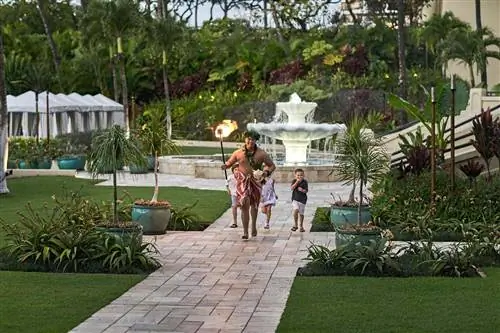 Дети бегают по курорту Four Seasons Resort Maui at Wailea Дети бегают по курорту Four Seasons Resort Maui at Wailea