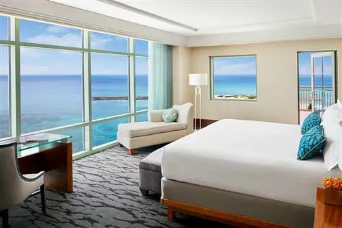 Интерьер спальни Topaz Suite в The Reef на Atlantis Paradise Island Интерьер спальни Topaz Suite в The Reef на Atlantis Paradise Island