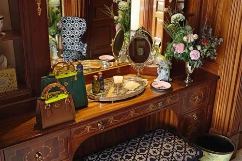 Сумки и духи Gucci на туалетном столике в The Royal Suite by Gucci Сумки и духи Gucci на туалетном столике в The Royal Suite by Gucci