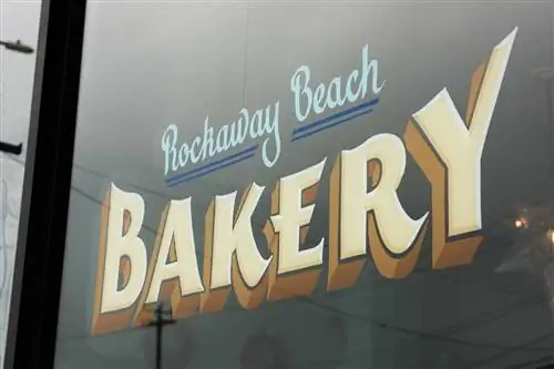 Вывеска Rockaway Beach Bakery нарисована на окне пекарни. Вывеска Rockaway Beach Bakery нарисована на окне пекарни.