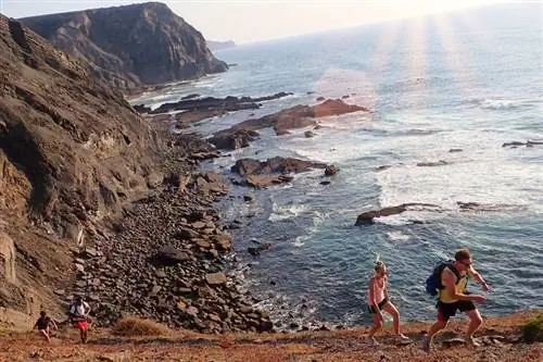 Группа гуляет по побережью на западном побережье Алгарве.