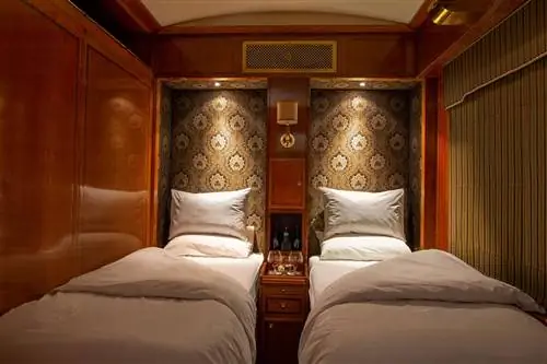 Интерьер спального вагона на борту Голубого поезда