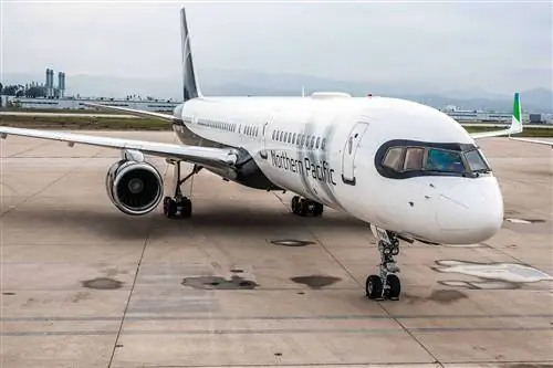 Самолет Northern Pacific Airways на взлетно-посадочной полосе