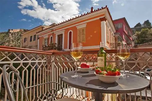 Отель Nafplio Aetoma с балкона с вином и фруктами