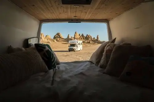 Вид изнутри фургона в пустыне