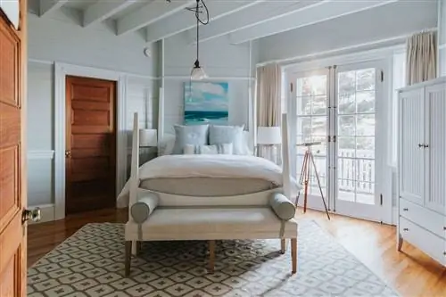 Интерьер гостевой спальни в Clapboard Island Estate в штате Мэн