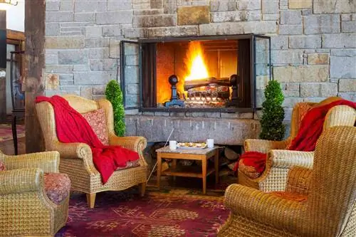 Камин внутри Samoset Resort в зимнее время