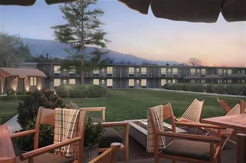 Лужайка в High Country Motor Lodge