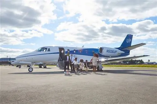 Семья сходит с самолета Wheels Up