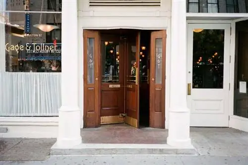 Вход в Gage & Tollner, ресторан в Бруклине, Нью-Йорк.