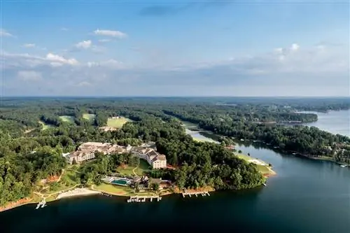 Вид с воздуха на отель Ritz-Carlton Reynolds, озеро Окони, Джорджия. Вид с воздуха на отель Ritz-Carlton Reynolds, озеро Окони, Джорджия.