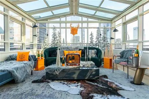 Зимний номер в отеле Conrad в Нью-Йорке с отделкой из искусственного меха и шампанским Veuve Clicquot