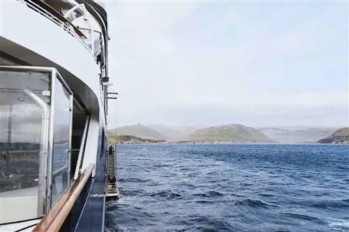 Корабль выходит на бис у побережья острова Кэмпбелл.