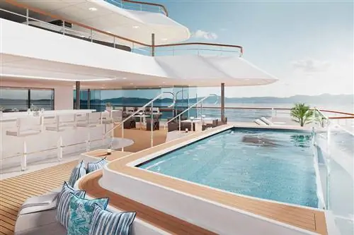 палуба у бассейна в The Ritz-Carlton Yacht Collection