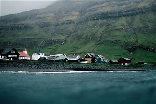 Эта изолированная идиллическая деревня на Фарерских островах также является удивительным местом для серфинга