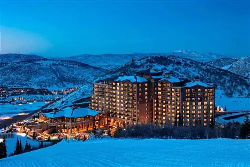 Внешний вид курорта St. Regis Deer Valley ночью в снегу