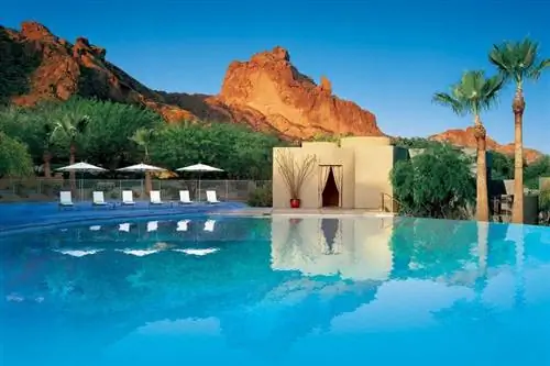 Пейзажный бассейн в Sanctuary Camelback Mountain, курорт и спа Gurney's. Пейзажный бассейн в Sanctuary Camelback Mountain, курорт и спа Gurney's.