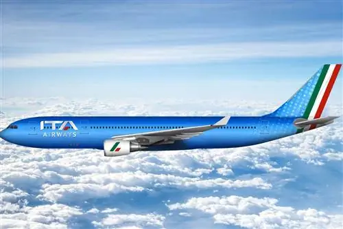 Изображение синего самолета ITA Airways в небе.
