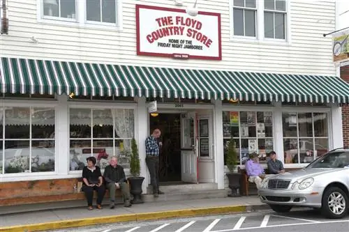 Пожилые люди собираются возле магазина Floyd Country Store.