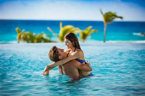 Гетеросексуальная пара в бассейне отеля Le Blanc Cancun.