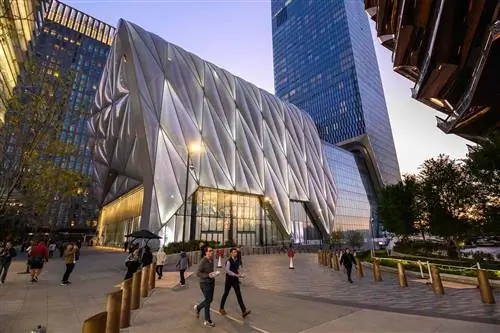 Вид с земли на The Shed, культурный центр в Hudson Yards.