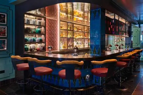 Бар сэра Фрэнкса в таунхаусе Бивербрука