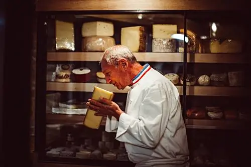 Пещера сырного погреба в Le Bristol в Париже