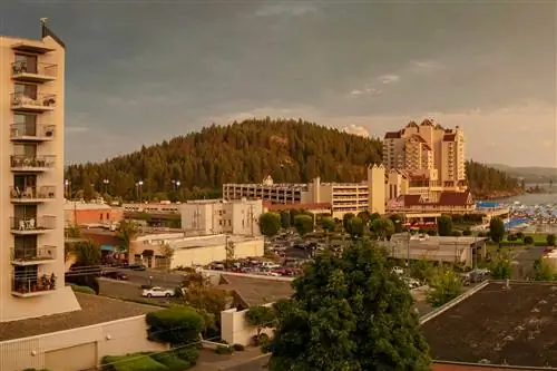 Панорамный вид на озеро Кер д'Ален во время красивого заката.