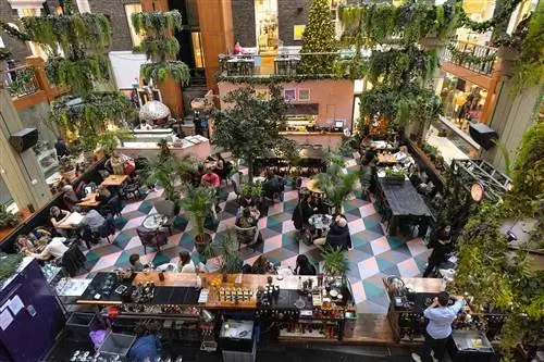 Люди обедают в Powerscourt Townhouse Centre в Дублине.