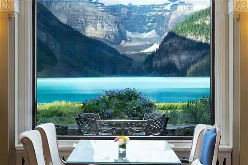 Лаундж Lakeview в отеле Fairmont Chateau Lake Louise