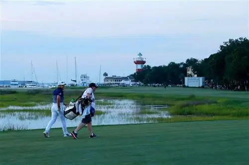 Тайррелл Хаттон из Англии идет по 18-й лунке во время финального раунда RBC Heritage 21 июня 2020 года в гольф-клубе Harbour Town на острове Хилтон-Хед, Южная Каролина.